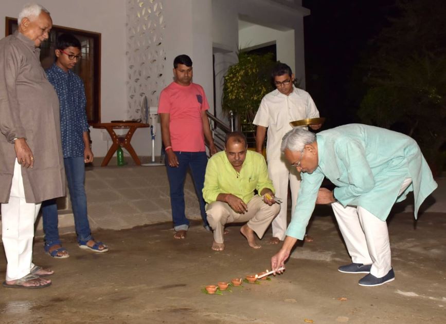 कोलकाता के हावड़ा ब्रिज से लेकर मुंबई के शिवाजी टर्मिनस तक कुछ इस तरह मनाया गया दीवाली का जश्न