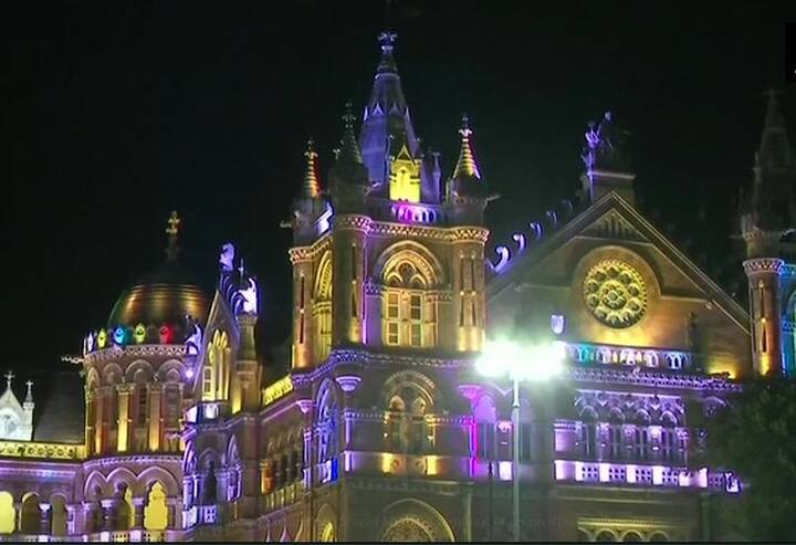 दीवाली के दिन रंग बिरंगी रोशनी में नहाता हुआ मुंबई का शिवाजी टर्मिनस अपनी खूबसूरती से हर किसी का दिल जीत रहा है. (तस्वीर: एएनआई)