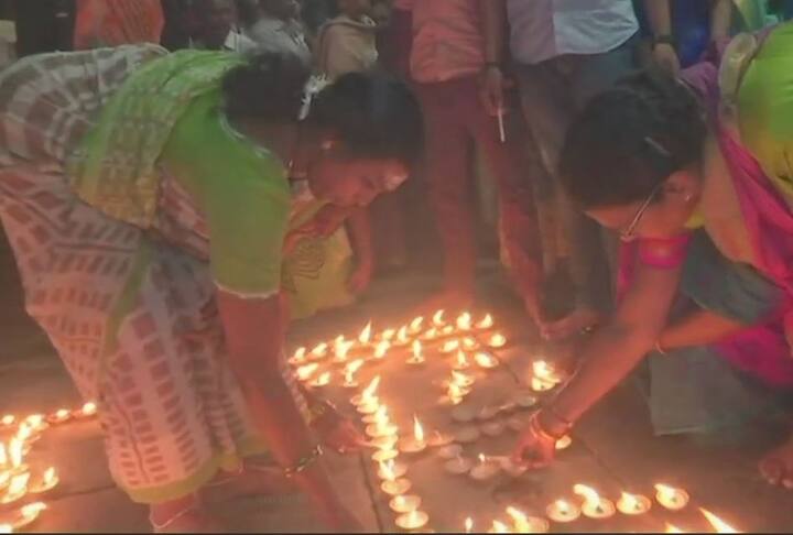 बाबा विश्वनाथ के शहर वाराणसी में दीवाली के पावन पर्व पर विशेष पूजा का आयोजन किया गया. (तस्वीर: एएनआई)