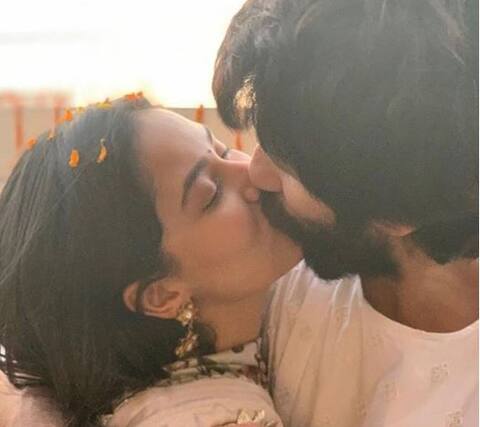 दीवाली पर मीरा राजपूत को शाहिद कपूर ने किया KISS, पत्नी ने तस्वीर शेयर कर लिखा- सिर्फ प्यार दीवाली पर मीरा राजपूत को शाहिद कपूर ने किया KISS, पत्नी ने तस्वीर शेयर कर लिखा- सिर्फ प्यार