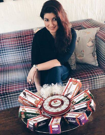 ट्विंकल खन्‍ना ने गिफ्ट के साथ एक तस्‍वीर शेयर की हैं जिसमें वे गिफ्ट्स के सलेक्‍शन में काफी कन्‍फ्यूज दिखीं.  फोटोः इंस्टाग्राम