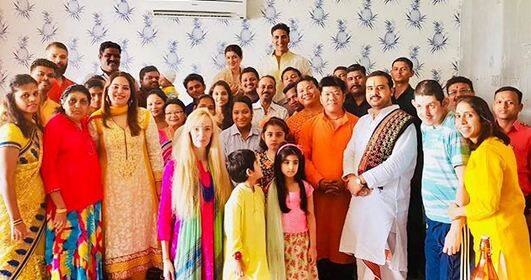 7 अक्‍टूबर से देशभर में लोगों ने खूब धूमधाम से दिवाली मनाई हैं. इस मौके पर बॉलीवुड सितारें भी खूब धूमधाम से दिवाली मनाते दिखें. अक्षय कुमार अपने   परिवार के साथ दिवाली मनाते दिखें. फोटोः इंस्टाग्राम