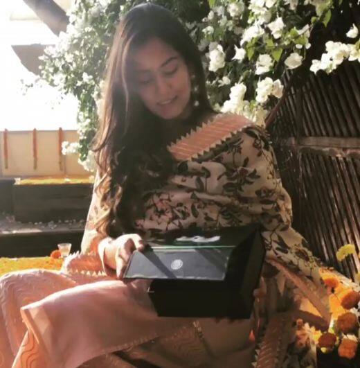 एक वीडियो में मीरा खुद को गिफ्ट किया है. फोटोः इंस्टाग्राम