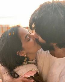 एक-दूसरे को किस करते हुए शाहिद कपूर ने मीरा को किया दिवाली विश, देखें तस्वीरें