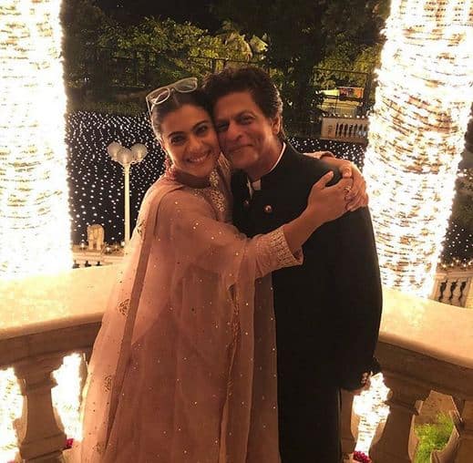 वहीं एक तस्‍वीर में काजोल शाहरूख शाह के साथ फैंस को दिवाली विश करती दिखीं. फोटोः इंस्टाग्राम