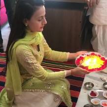 दिवाली पर बेहद अलग अंदाज में नजर आईं अमीषा पटेल, देखें तस्वीरें