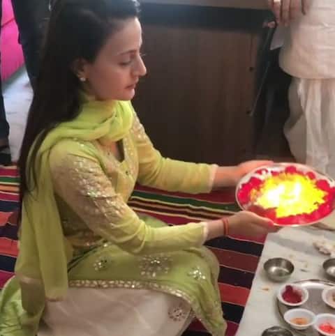 दिवाली पर बेहद अलग अंदाज में नजर आईं अमीषा पटेल, देखें तस्वीरें दिवाली पर बेहद अलग अंदाज में नजर आईं अमीषा पटेल, देखें तस्वीरें