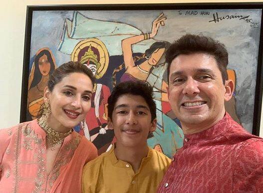 माधुरी दीक्षित ने अपने परिवार की तस्वीर पोस्ट करते हुए सभी को दिवाली विश किया. फोटोः इंस्टाग्राम