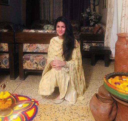 बॉलीवुड एक्ट्रेस निमृत कौर बेहद सिंपल अंदाज में दिवाली सेलिब्रेट करती दिखीं. फोटोः इंस्टाग्राम