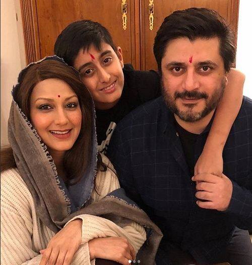 सोनाली बेंद्रे परिवार संग न्यूयॉर्क में कुछ इस तरह से दिवाली मनाती दिखीं. फोटोः इंस्टाग्राम