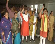 बाबूलाल गौर की बहु को टिकट मिलने से नाराज बीजेपी कार्यकर्ताओं ने किया पार्टी दफ्तर के बाहर प्रदर्शन