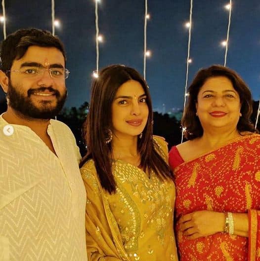 लाइट्स के बीच में चमचमाती प्रियंका बेहद खूबसूरत लग रही हैं. फोटोः इंस्टाग्राम