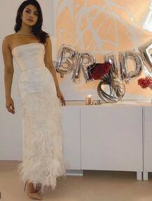 गर्ल्स गैंग के साथ पजामा पार्टी करते दिखीं प्रियंका, देखें तस्वीरें