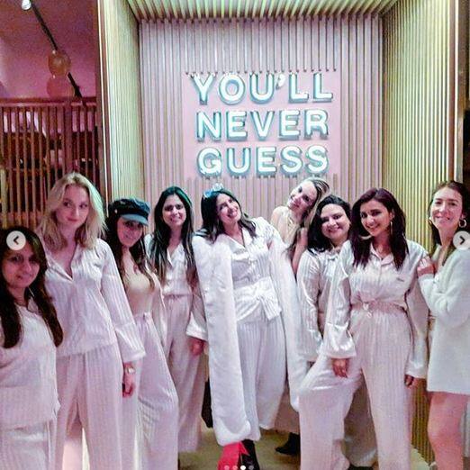  इस पूरे सेलिब्रेशन में प्रियंका के साथ उनकी जेठानी और एक्‍ट्रेस सो‍फी भी हैं. फोटोः इंस्टाग्राम