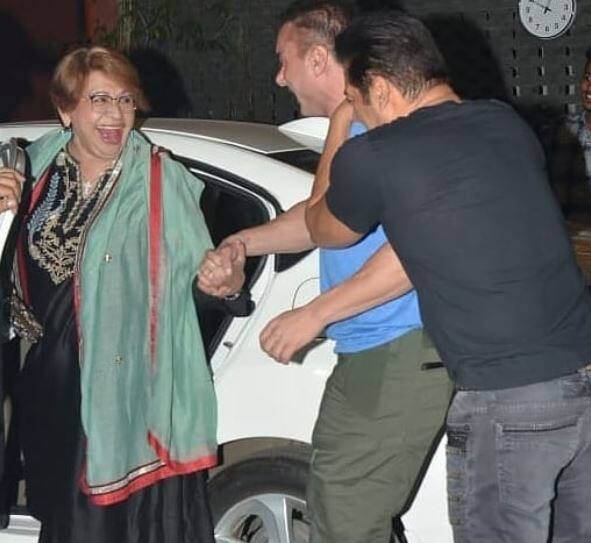 मां हेलन को गाड़ी तक छोड़ने आए दोनों भाई सलमान और सोहेल इस दौरान बेहद खुश दिखे. (तस्वीर: इंस्टाग्राम)