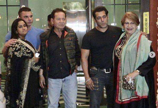बीते रोज़ दीवाली के मौके पर अर्पिता खान शर्मा और आयुष शर्मा ने अपने घर पर एक पार्टी का आयोजन किया, जिसमें बॉलीवुड सितारों के साथ साथ उनका परिवार भी शामिल हुआ. खास बात ये रही कि अर्पिता की इस दीवाली पार्टी में सलमान खान और हेलन काफी करीब नज़र आए. (तस्वीर: इंस्टाग्राम)