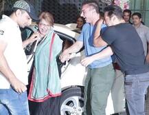 अर्पिता की दीवाली पार्टी में मां हेलन के साथ खास अंदाज़ में दिखे सलमान खान