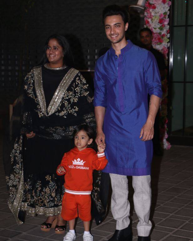 दीवाली पार्टी का आयोजन करने वाले आयुष शर्मा और अर्पिता अपने बेटे आहिल के साथ नज़र आए. (तस्वीर: मानव मंगलानी)