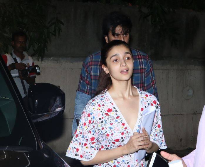 लेकिन इस तस्वीरों में साफ देखा जा सकता है कि इस दौरान रणबीर कपूर, आलिया के साथ नजर आ रहे हैं. (तस्वीर - मानव मंगलानी)