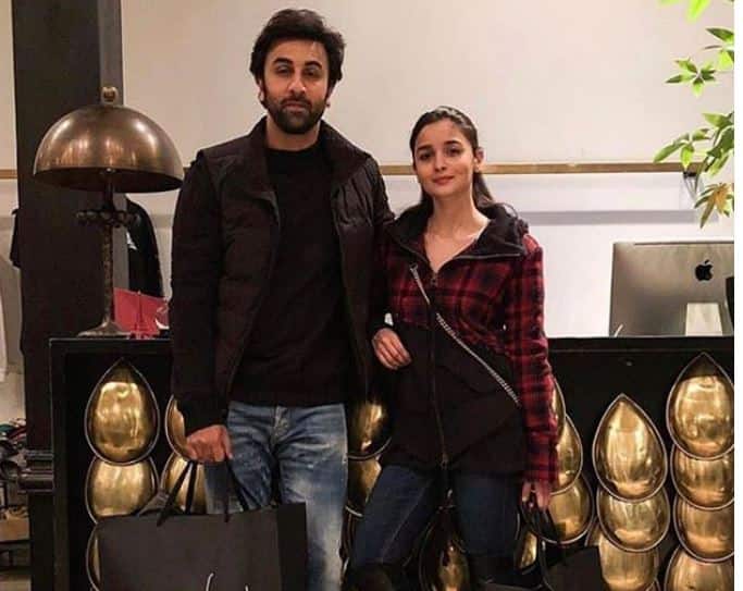 बता दें कि आलिया और रणबीर के अफेयर के चर्चे इन दिनों आम हैं और ये दोनों स्टार कपल्स अक्सर एक दूसरे के साथ वक्त बिताते नजर आते हैं. इतना ही नहीं दोनों के परिवारवाले भी एक दूसरे के काफी करीब नजर आते हैं. (तस्वीर - सोशल मीडिया)