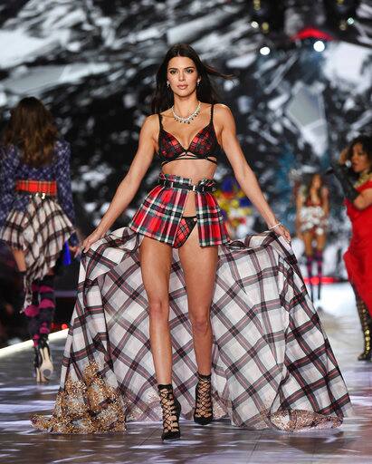 वहीं आज रात होने वाले फैशन शो में कॉर्टनी कर्दाशियां जलवे बिखेरेंगी. कॉर्टनी ने इसकी जानकारी खुद सोशल मीडिया पर दी. फोटोः एपी इमेज