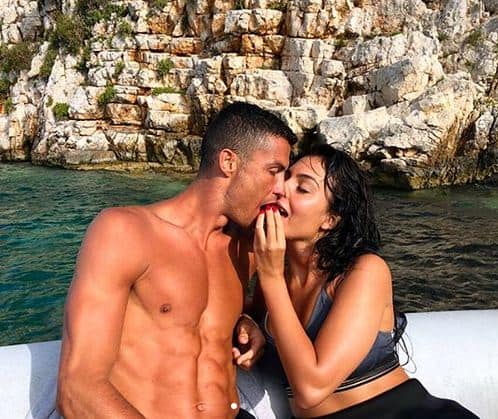 वहीं एक तस्वीर में दोनों स्ट्रॉबेरी साथ में खाते नजर आ रहे हैं. फोटोः इंस्टाग्राम