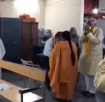 MP: चुनावी मैदान में दिखे मोहब्बत के रंग, BJP नेता सीताशरण ने विरोधी कैंडिडेट सरताज सिंह के छुए पैर, तो सरताज ने उमा भारती के