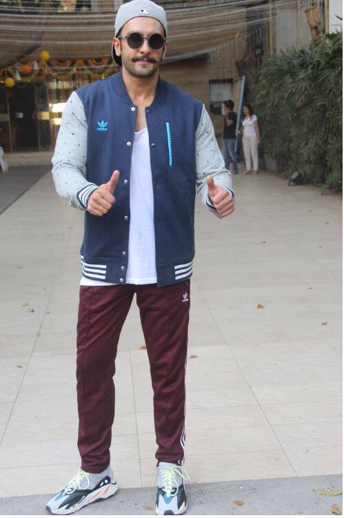 गौरतलब है कि हाल ही में रणवीर और दीपिका अपने अपने घर में हल्दी का कार्यक्रम करते नज़र आए थे. दोनों के हल्दी कार्यक्रम की तस्वीरें इंटरनेट पर छा गई थीं. (तस्वीर: मानव मंगलानी)