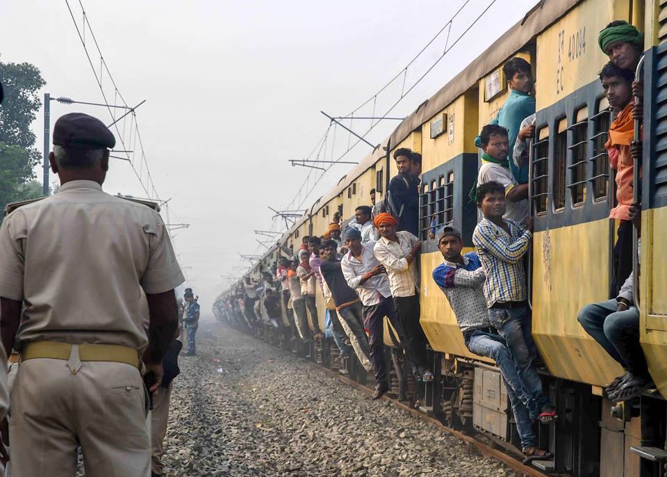 छठ पर रेलवे की तैयारी चाक-चौबंदः नई गाड़ियों समेत क्राउड मैनेजमेंट के खास इंतजाम Railway is fully prepared for Chath, new trains plus crowd management छठ पर रेलवे की तैयारी चाक-चौबंदः नई गाड़ियों समेत क्राउड मैनेजमेंट के खास इंतजाम