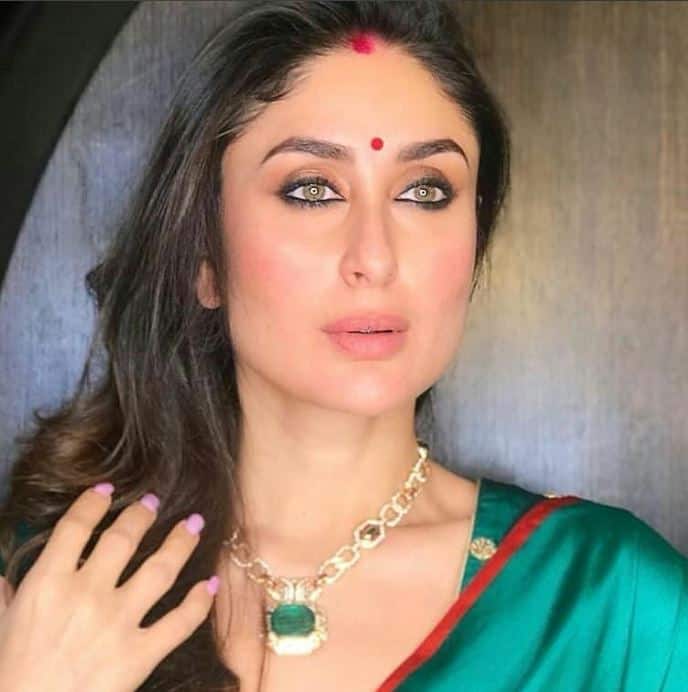 करीना कपूर खान इस ग्रीन साड़ी में सिंदूर लगाए नजर आ रही हैं. करीना कम ही मौकों पर इस तरह सिंदूर के साथ तैयार हुईं नजर आती हैं. (फोटो - इंस्टाग्राम)