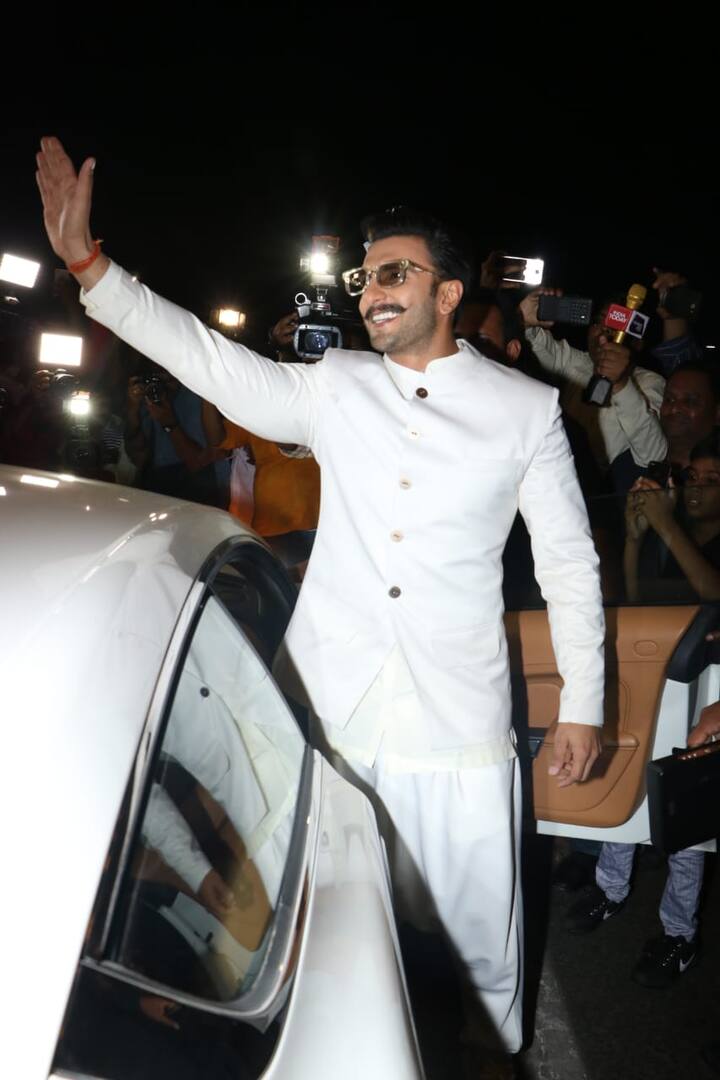 रणवीर सिंह ने वहां मौजूद मीडियावालों को जमकर पोज दी और फिर इटली के लिए रवाना हो गए.