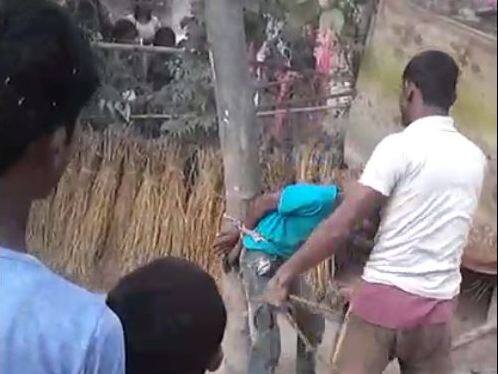 तीन किलो धान चोरी करने के आरोप में मासूम को पेड़ से बांध कर बुरी तरह पीटा shravasti viral video man mercilessly beat a boy tie with tree तीन किलो धान चोरी करने के आरोप में मासूम को पेड़ से बांध कर बुरी तरह पीटा