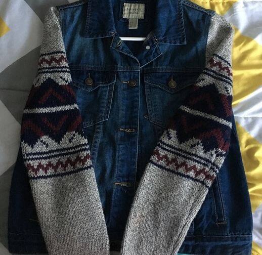 ट्रेंच कोट के साथ अपना पुराना स्कार्फ लेयर कर सकती है. डेनिम जैकेट के साथ ऊनी कोट की लेयरिंग कर सकती हैं. फोटोः गूगल फ्री इमेज 