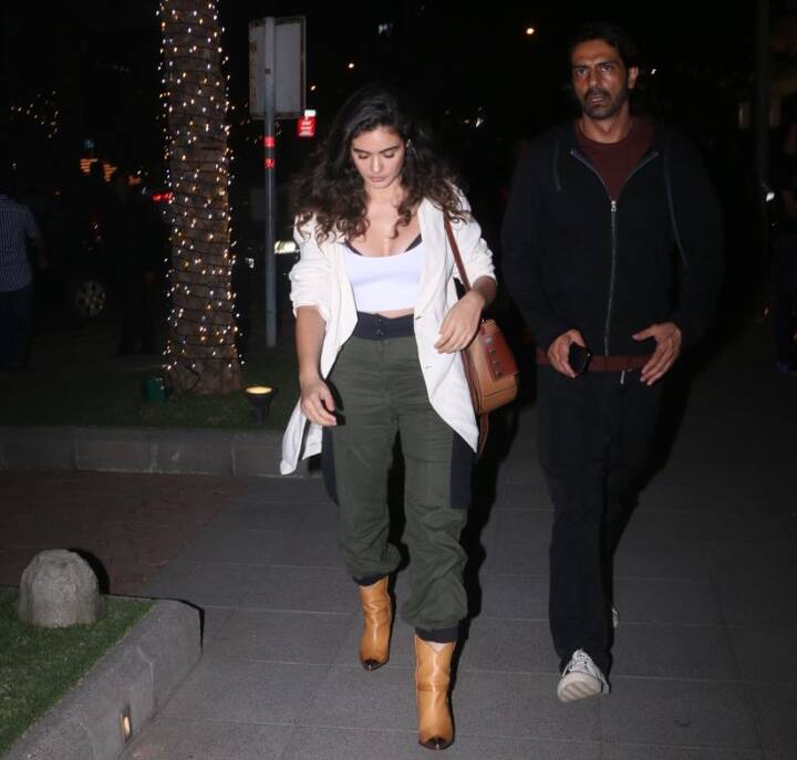 अर्जुन की मां के अंतिम संस्कार के वक्त भी उनकी गर्लफ्रेंड उनके साथ नज़र आईं थीं. (तस्वीर: मानव मंगलानी)