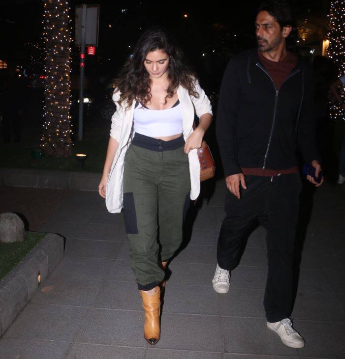 आपको बता दें की हाल ही में अर्जुन रामपाल की मां ग्वेन रामपाल का निधन हुआ है. अब अर्जुन धीरे धीरे मां के गुज़रने के दुख से उबरते नज़र आ रहे हैं. (तस्वीर: मानव मंगलानी)