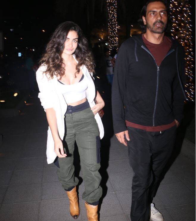 इस दौरान अर्जुन की गर्लफ्रेंड गैब्रिएला काफी बोल्ड अंदाज़ में नज़र आईं. वहीं अर्जुन रामपाल कैजुअल अंदाज़ में दिखे. (तस्वीर: मानव मंगलानी)