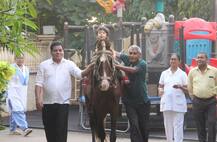 IN PICS: पहली बार घुड़सवारी का लुत्फ उठाते नज़र आए सैफ-करीना के छोटे नवाब तैमूर अली खान