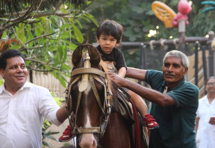 ये पहला मौका है जब छोटे नवाब तैमूर अली खान ने घुड़सवारी का लुत्फ उठाया है. (तस्वीर: मानव मंगलानी)
