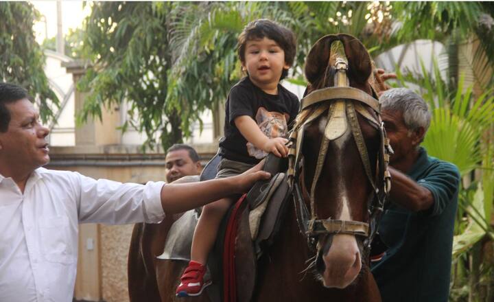 लगभग रोज़ाना है तैमूर की दिलचस्प तस्वीरें सोशल मीडिया पर वायरल होती रहती हैं. (तस्वीर: मानव मंगलानी)
