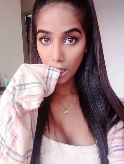 इन तस्‍वीरों को पोस्‍ट करते हुए वे फैंस से पूछ भी रही हैं कि मैं कैसी लग रही हूं. फोटोः इंस्टाग्राम
