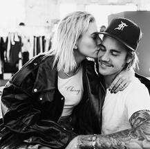 पत्नी के साथ इंटीमेट नजर आएं जस्टिन बीबर, देखें तस्वीरें