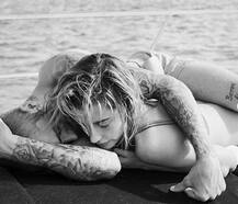 पत्नी के साथ इंटीमेट नजर आएं जस्टिन बीबर, देखें तस्वीरें