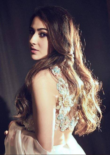 बॉलीवुड डेब्यू से पहले ही एक स्टार डॉटर होने के कारण सारा की फैन फॉलोइंग काफी जबरदस्त है. (Photo: saraalikhan95)