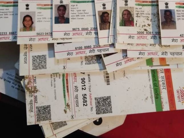 Hundreds of aadhaar cards found in unclaimed condition along the river Ramganga in Bareilly बरेली में रामगंगा नदी के किनारे लावारिस स्थिति में मिले सैकड़ों आधार कार्ड