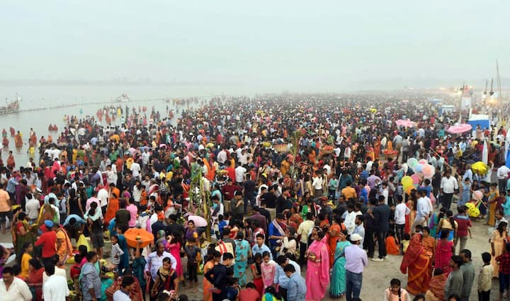 पटना के गंगा घाट पर छठ के मौके पर लोगों का हुजूम उमड़ पड़ा.
