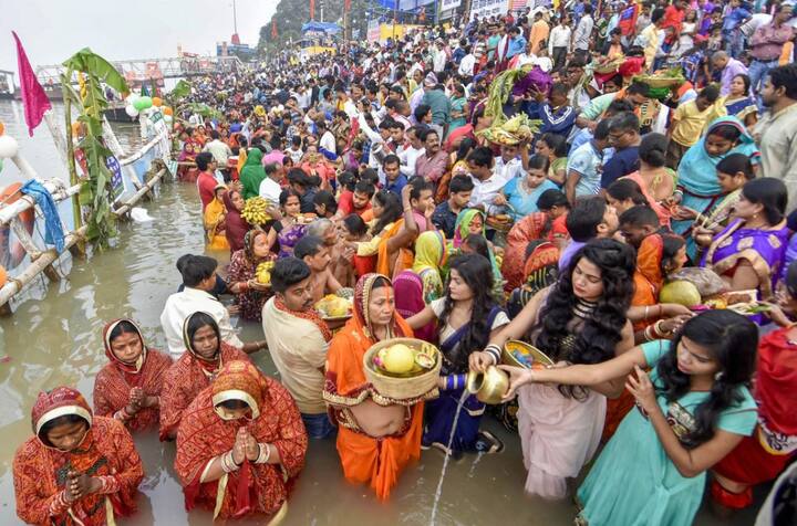 यह तस्वीर भी पटना के गंगा घाट की है. 