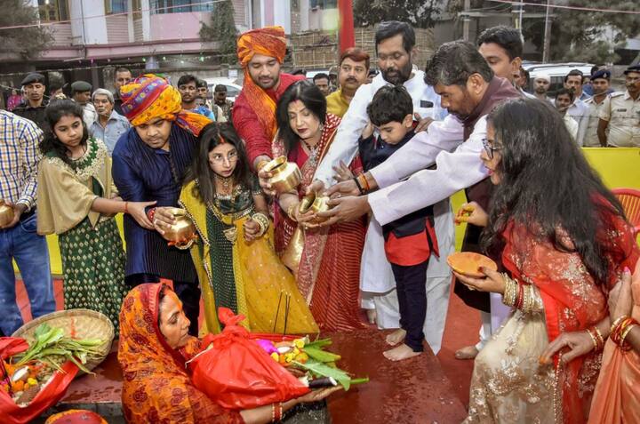 केंद्रीय मंत्री और एलजेपी अध्यक्ष रामविलास पासवान ने अपने पूरे परिवार के साथ छठ मनाया. इस तस्वीर में चिराग पासवान भी दिख रहे हैं.
