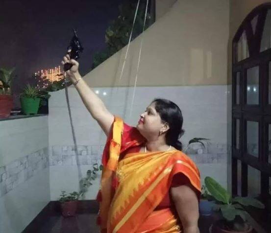 FIR against BJP leader rashmi sharma in mathura रिवॉल्वर से हवाई फायरिंग की, सोशल मीडिया पर डाला वीडियो, अब दर्ज हुआ केस