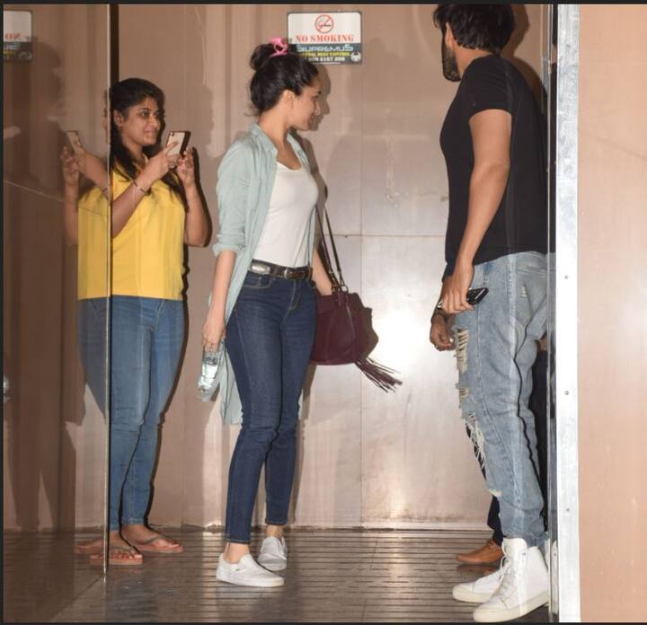 आधी रात को जब ये दोनों सितारे फिल्म देखकर थियेटर से बाहर निकल रहे थे तब इन्हें पैपराजी ने अपने कैमरे में कैद कर लिया.