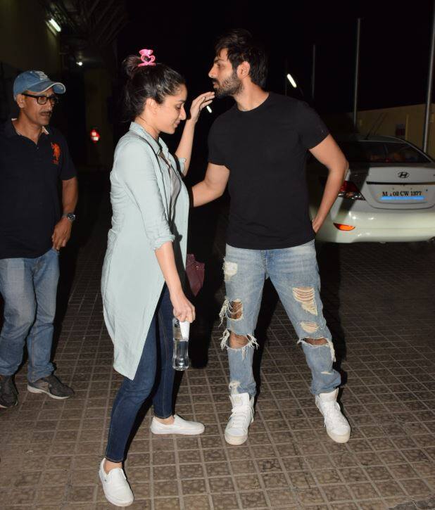 कार्तिक और श्रद्धा एक दूसरे से घुल-मिल जाएं उसके बाद ही फिल्म की शूटिंग शुरु होगी. इस वजह से ये दोनों सितारे एक दूसरे के साथ आजकल समय बिता रहे हैं.